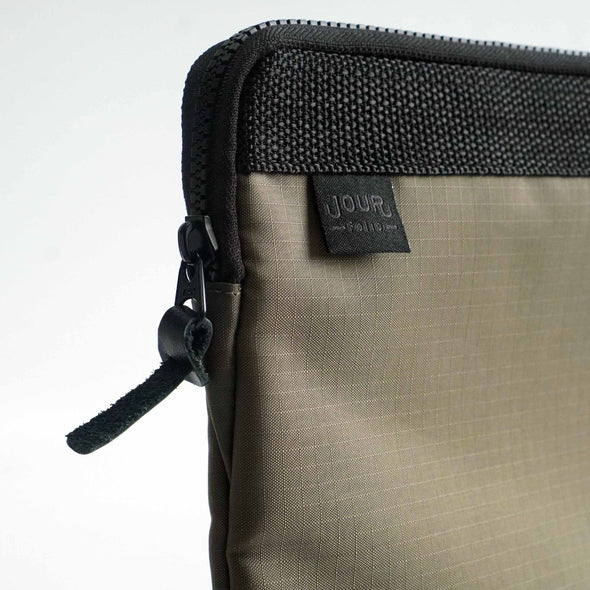 Folio : Jour Laptop Case กระเป๋าใส่แล็ปท็อปขนาด 15.6 นิ้ว