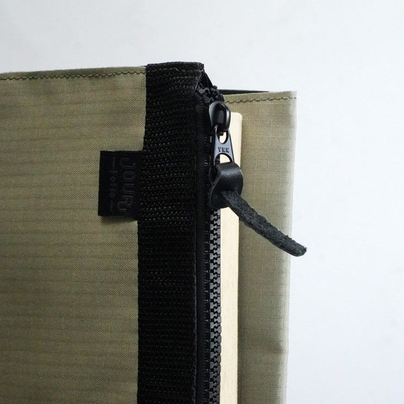 Folio : Jour Notebook Cover ขนาด A5 ปกห่อหนังสือพร้อมช่องใส่ปากกา ป้องกันละอองน้ำได้