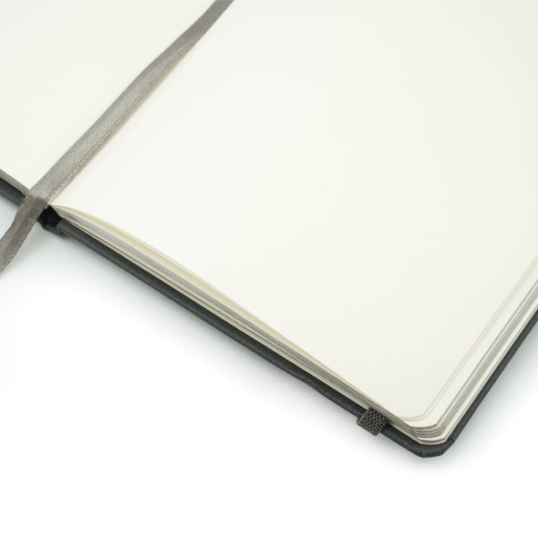 Folio Silver Edge Notebook A5 (Blank) : สมุดขอบเงินขนาด A5 (แบบไร้เส้น)