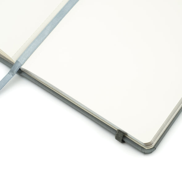 Folio Silver Edge Notebook A5 (Blank) : สมุดขอบเงินขนาด A5 (แบบไร้เส้น)