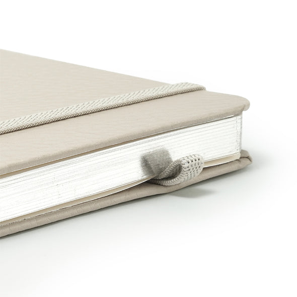 Folio Silver Edge Notebook A5 (Blank) : สมุดขอบเงินขนาด A5 (แบบไร้เส้น)